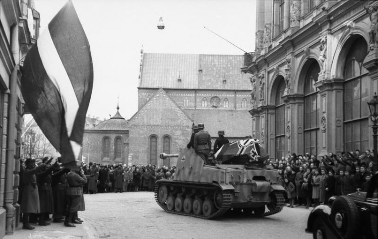 Bundesarchiv_Bild_101I-702-0420-35,_Lettland,_Riga,_Beisetzung.jpg