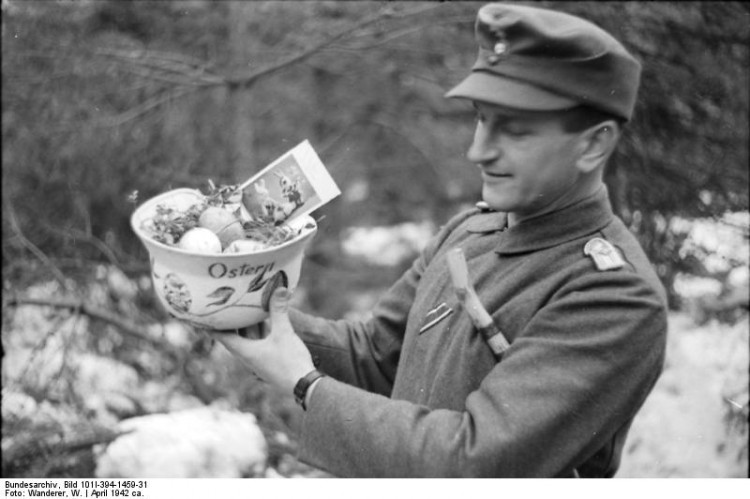 Bundesarchiv_Bild_101I-394-1459-31,_Russland,_Soldat_mit_Osternest.jpg