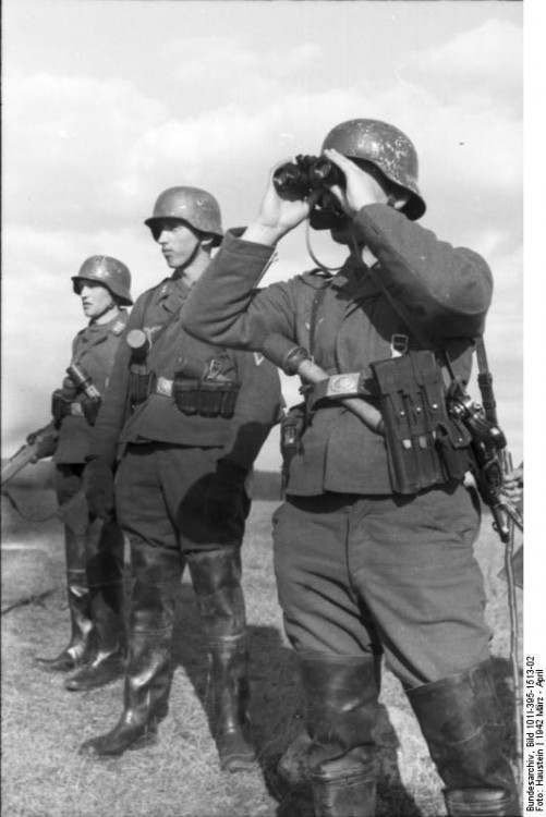 Bundesarchiv_Bild_101I-395-1513-02,_Russland,_Luftwaffensoldaten_auf_Beobachtung.jpg