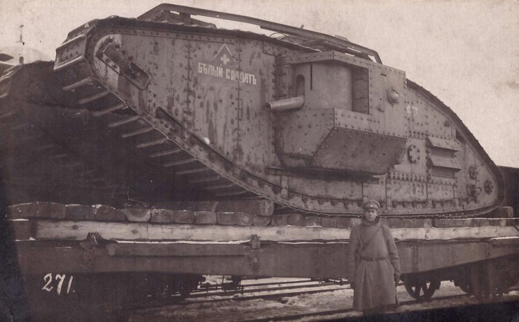 Vabadussõda Inglise tank Tallinnas sadama vaksalis.jpg