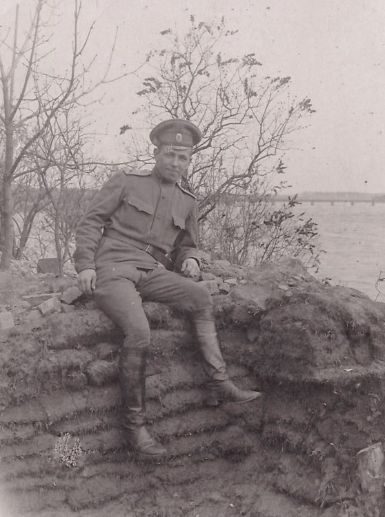 I mm  Kaitsekraavi kaldal, oma kapsapeenra eest võitlemas,Robert 12.5.1916.jpg