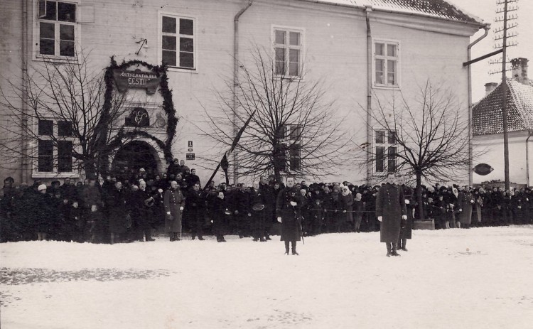 Vabadusristi kandmine sinelil Kuressaares.jpg