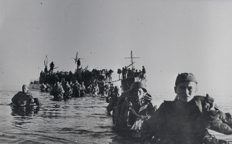 Soldiers of the 109th Rifle Division landing on the island of Saaremaa, located within the West Estonian archipelago.jpg