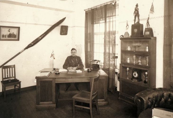 Kol-ltn Fr. Pinka oma kabinetis maleva staabis Kaarli (Toompea) tn 1929. aastal.jpg