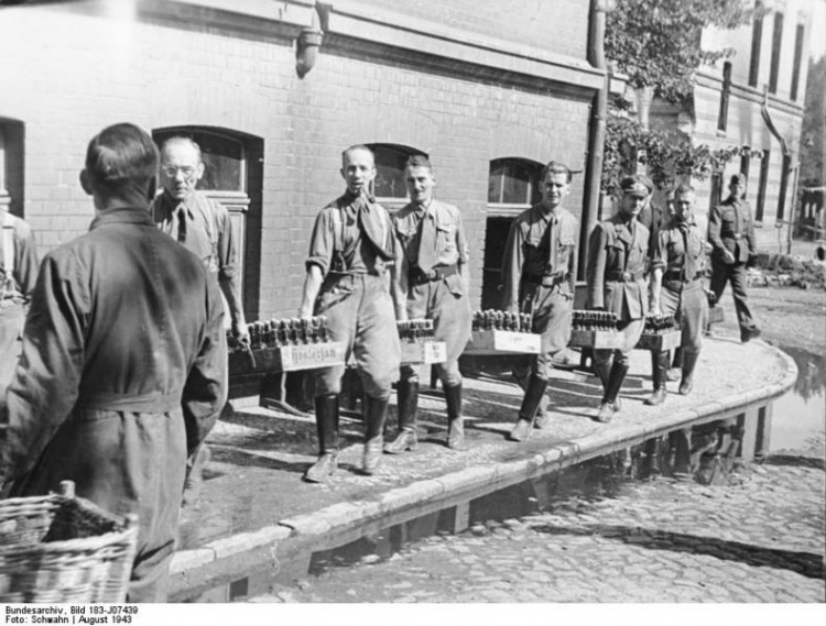 790px-Bundesarchiv_Bild_183-J07439,_Berlin,_Betreuung_von_Bombengeschädigten.jpg