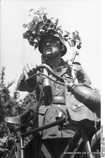 398px-Bundesarchiv_Bild_101I-721-0384-36A,_Frankreich,_Soldat_mit_Fahrrad.jpg