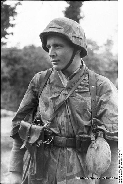 402px-Bundesarchiv_Bild_101I-722-0405-02,_Frankreich,_Soldat_mit_Pistole_und_Feldflasche.jpg