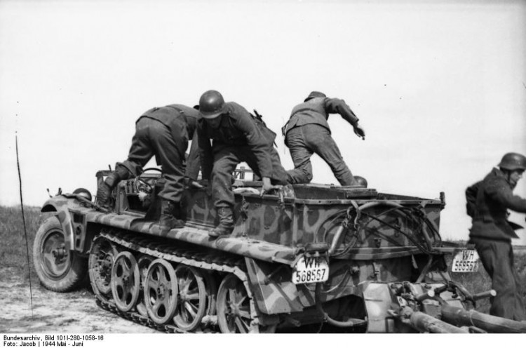 Bundesarchiv_Bild_101I-280-1058-16,_Russland,_Halbkettenfahrzeug_mit_Pak.jpg