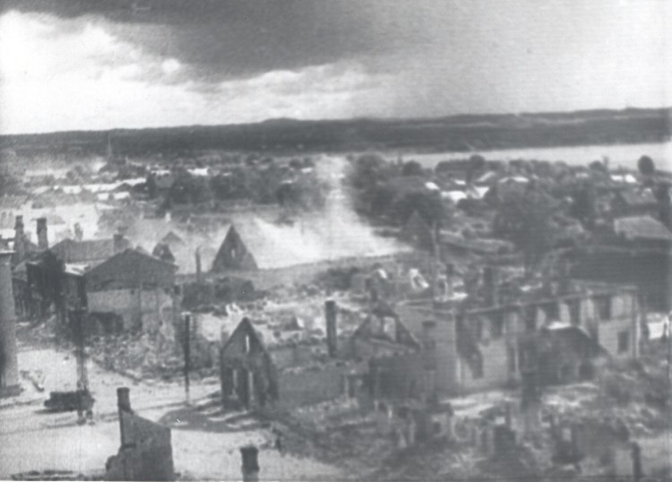 Foto. Võru vabastamine 1944.a. augustis. Üldvaade varemetes linnale.2.jpg