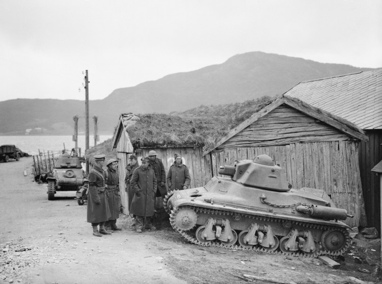 British_troops_with_French_Hotchkiss_H39_tanks_in_Steinland,_Norway,_1940._N229.jpg