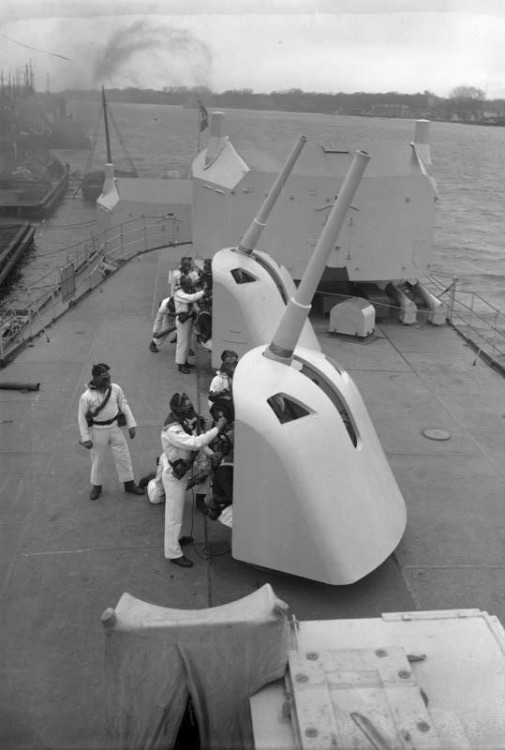 Bundesarchiv_Bild_102-13388,_Swinemünde,_Flak-Kanonen_der__Königsberg_.jpg