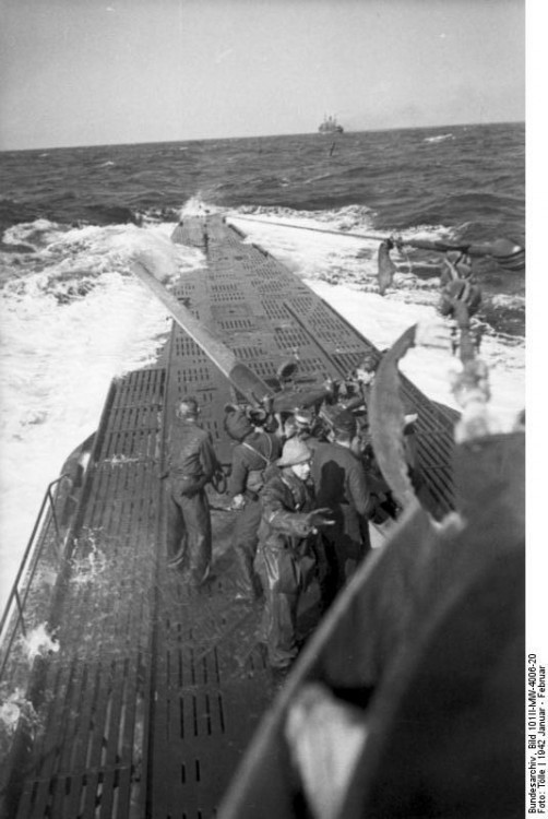 Bundesarchiv_Bild_101II-MW-4006-20,_U-Boot_U-123_in_See.jpg