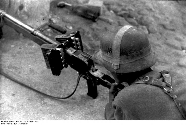 Bundesarchiv_Bild_101I-208-0050-15A,_Russland-Nord,_Soldat_mit_Panzerbüchse.jpg