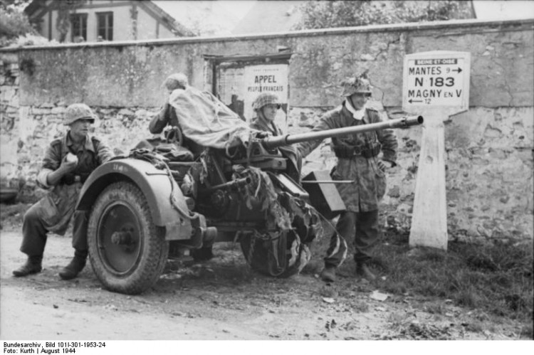 Bundesarchiv_Bild_101I-301-1953-24,_Seine-et-Oise,_Soldaten_mit_Flak-Geschütz.jpg