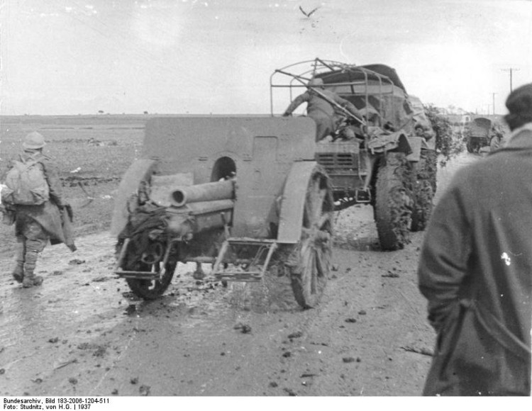 Bundesarchiv_Bild_183-2006-1204-511,_Spanien,_Schlacht_um_Guadalajara (1).jpg